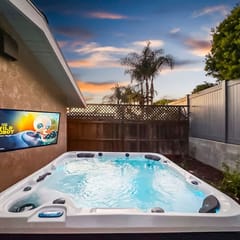 10 Min to La Jolla Beach & UCSD! | Private Hot Tub