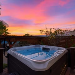 Modern Luxury | Hot Tub | 4 Blocks to Mission Bay!