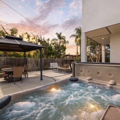 10 Min to Balboa Zoo! | Private Hot Tub & Firepit