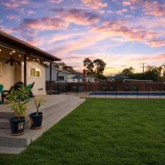 Family Home w/ Huge Pool and Spacious Backyard!