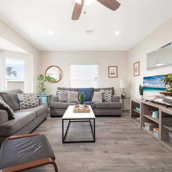 Al Fresco Patio Dining! | Central Located - Image 1