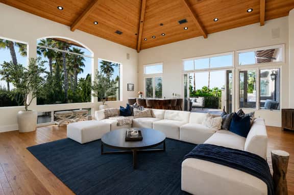 Stunning Villa w/ Pool Pickleball Movie Gym Sauna! - Image 4