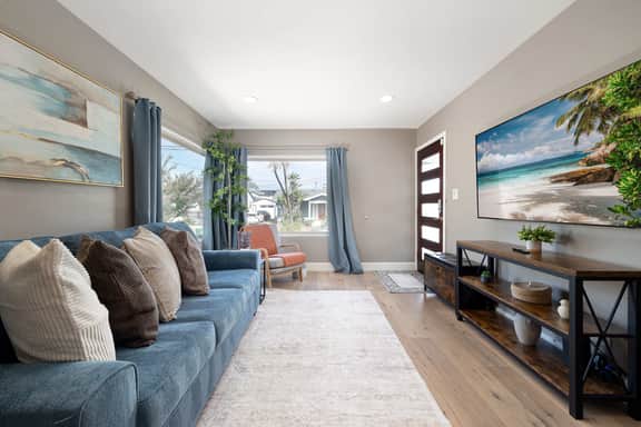 10 Min to Balboa Zoo! | Private Hot Tub & Firepit - Image 2