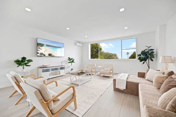 New Renovated Duplex w/ 2 Kitchens & Deck Views! - Image 3