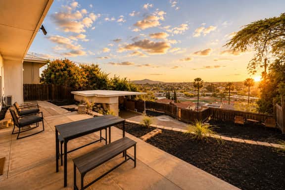 New Renovated Duplex w/ 2 Kitchens & Deck Views! - Image 4