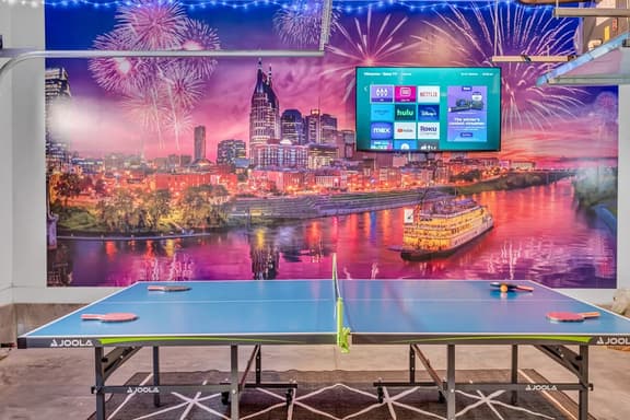 Huge Roof Deck with Games! 10 Mins To Broadway - Image 1