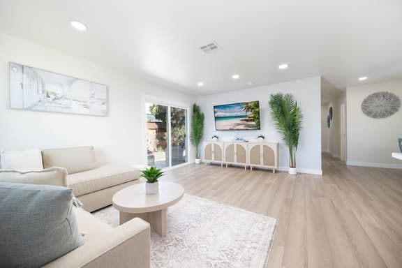 4 Miles to Beach Central and Newly Renovated - Image 1