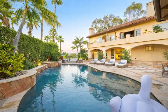 Stunning Villa w/ Pool Pickleball Movie Gym Sauna! - Image 1